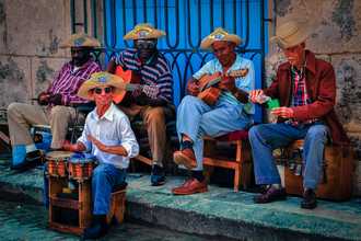 местные жители отдыхают на Кубе