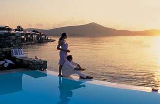 туристы в отеле на берегу моря в Греции